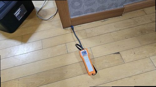 누수탐지 점검 기록 메모와 계량기 상태를 확인하는 장면