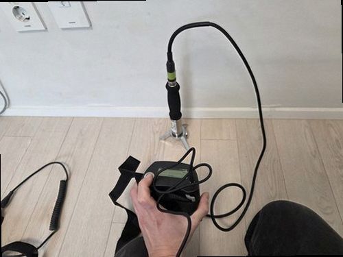 누수탐지 거실 천장 모서리 얼룩과 위층 욕실 배관 연결부 점검 장면