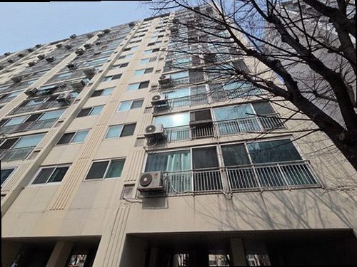 서울 중구 누수탐지 베란다와 맞닿은 천장 모서리의 얼룩 및 수분 측정 위치