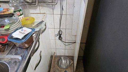 누수탐지 싱크대 하부장 내부 배관 점검 장면