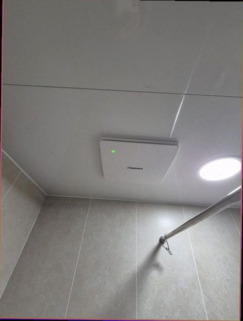 광명 누수탐지 배관 점검 후 주변 마감재와 수분 상태를 다시 확인하는 모습