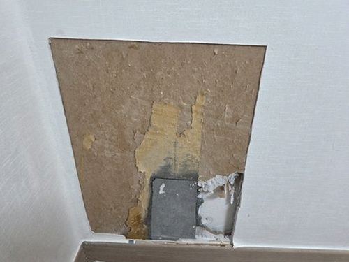 누수탐지 벽면 얼룩의 번짐 방향과 측정 지점을 표시한 점검 도식