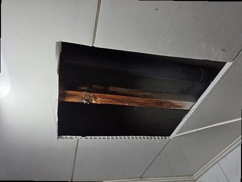 종로구 누수탐지 바닥과 벽의 물자국 위치를 기록하는 점검 장면