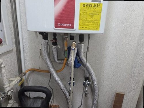 종로구 누수탐지 보일러 압력계와 바닥의 습윤 흔적을 확인하는 점검 장면