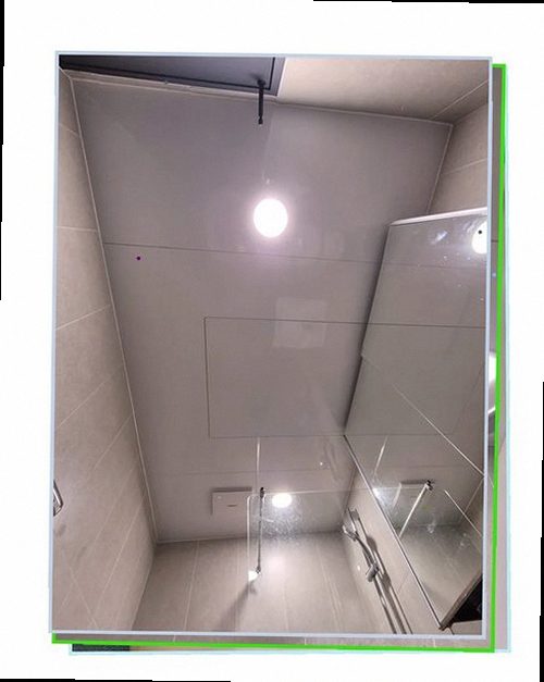 광주 누수탐지 베란다 바닥 모서리와 균열 구간의 수분 상태를 확인하는 모습