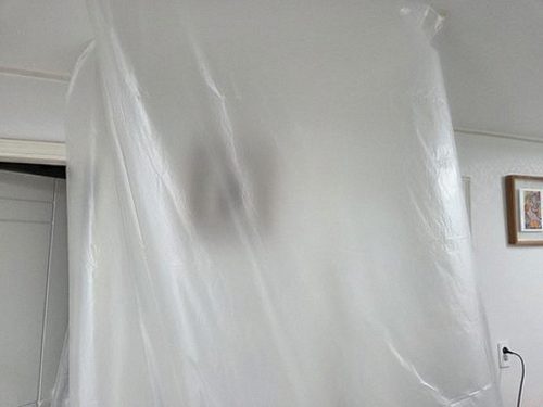 누수탐지 안방 벽지 하단과 천장 모서리에 번진 얼룩을 점검하는 현장 모습