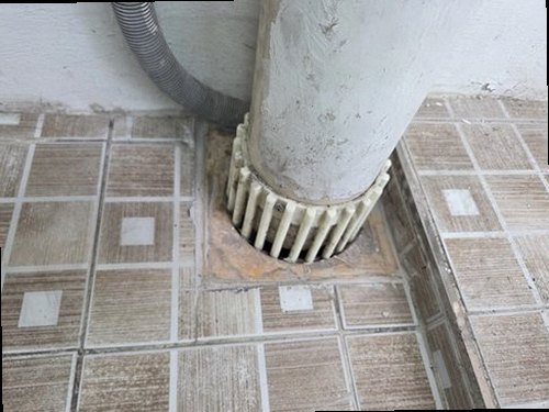 시흥 누수탐지 욕실 바닥과 배관 주변의 물기 및 계량기 상태를 살피는 점검 장면