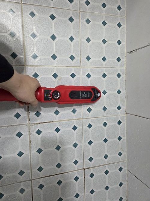 누수탐지 보수 후 바닥 상태를 점검하는 장면