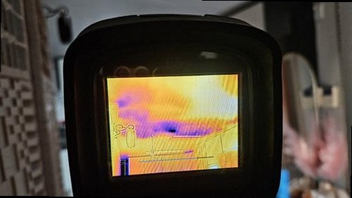 중랑구 누수탐지 천장에 번진 얼룩과 주변 마감 상태를 확인하는 모습