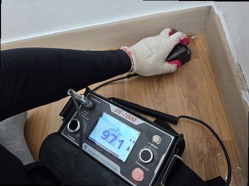 중랑구 누수탐지 천장 얼룩과 물방울의 위치를 기록하는 점검 장면