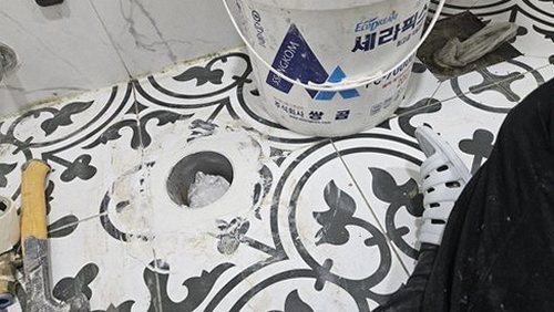 누수탐지 바닥 마감재 아래 습기 흔적을 점검하는 모습