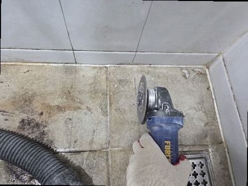 동대문구 누수탐지 천장 얼룩과 벽면 변색을 기록하며 누수 흔적을 확인하는 모습