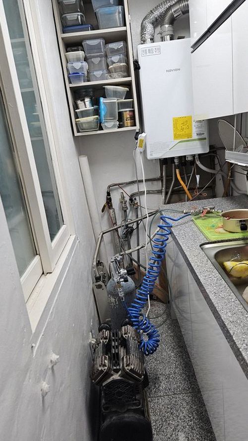 누수탐지 벽면 얼룩과 배관 위치를 확인하는 점검 장면