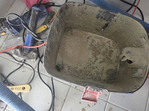 누수탐지 천장 얼룩 부위와 배관 점검 구간을 표시한 현장 사진