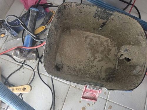 누수탐지 싱크대 하부장 배관 연결부를 점검하는 모습