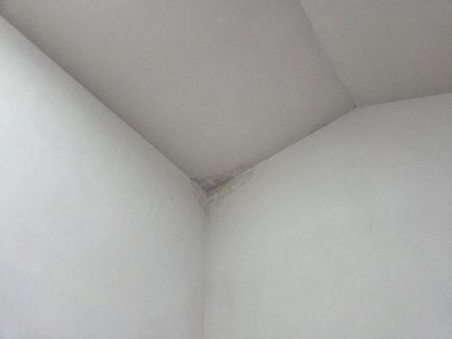 누수탐지 배관 점검 기록을 정리하는 모습