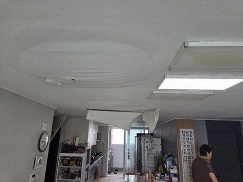 누수탐지 천장 얼룩과 벽지 들뜸 상태를 함께 확인하는 점검 장면