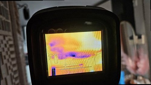 영등포구 누수탐지 벽면 얼룩과 들뜬 벽지 등 누수 의심 흔적을 확인하는 모습