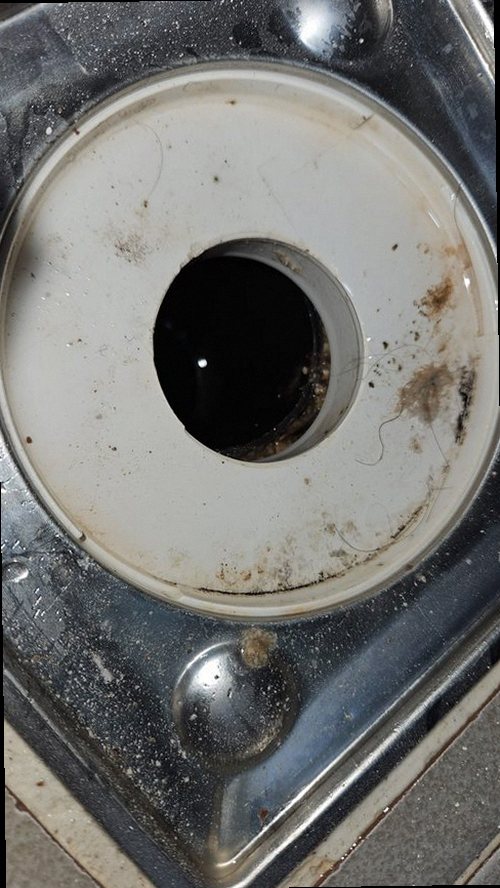 영등포구 누수탐지 싱크대 하부와 천장 물자국을 확인하는 점검 장면