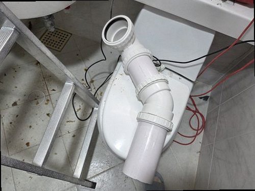 영등포구 누수탐지 벽과 바닥의 누수 흔적을 살피는 점검 장면