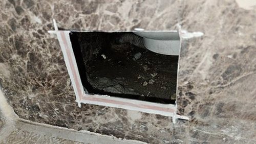 영등포구 누수탐지 보수 후 천장과 주변 벽면의 건조 상태를 확인하는 모습