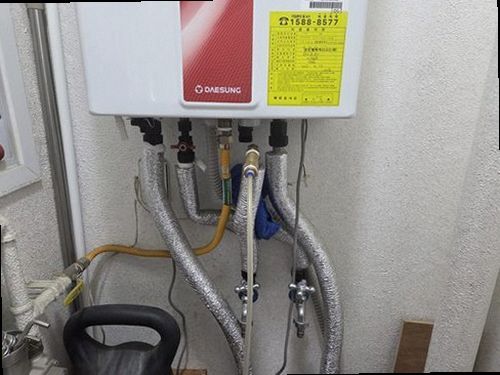 서울 중구 누수탐지 천장과 벽면의 물자국을 기록하는 점검 장면