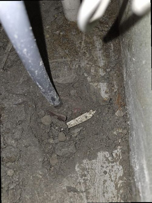 서울 중구 누수탐지 누수 흔적과 주변 바닥 상태를 확인하는 과정