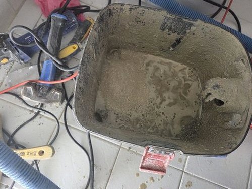 누수탐지 수분 측정기로 벽 안쪽 누수 지점을 확인하는 장면