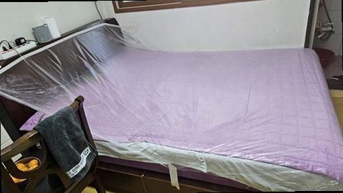 강서구 누수탐지 벽면의 얼룩과 점검 전 기록 항목을 확인하는 모습