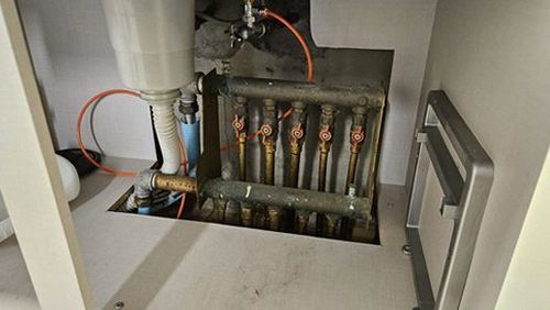 누수탐지 배관 압력 확인과 실내 열화상 점검을 비교하는 모습