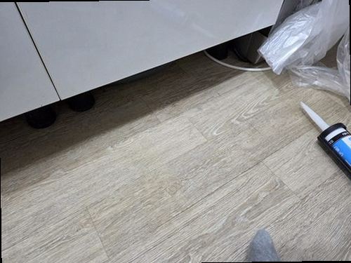 가평 누수탐지 베란다 천장과 벽 모서리에 나타난 누수 흔적