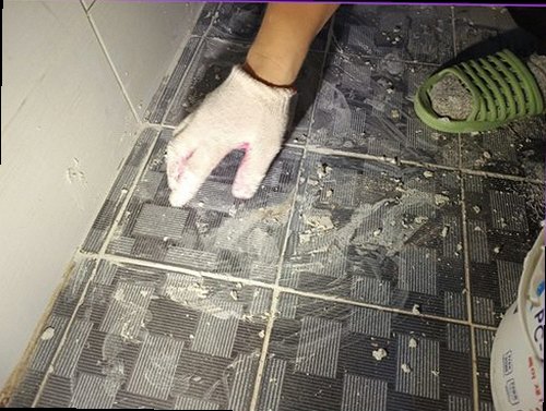 성북구 누수탐지 배관 압력과 수분 수치를 비교하는 점검 모습