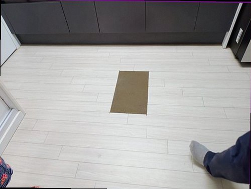 성북구 누수탐지 천장 모서리에 나타난 누수 얼룩과 도장 부풀음