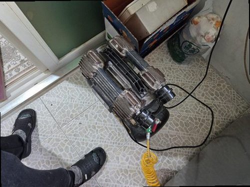 누수탐지 누수 원인 점검을 위해 바닥 주변 상태를 확인하는 모습