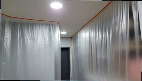 누수탐지 수분 측정과 배관 점검 결과를 바탕으로 보수 범위를 정리하는 모습