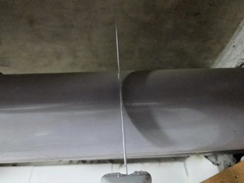누수탐지 보수한 배관과 주변 수분 상태를 확인하는 과정