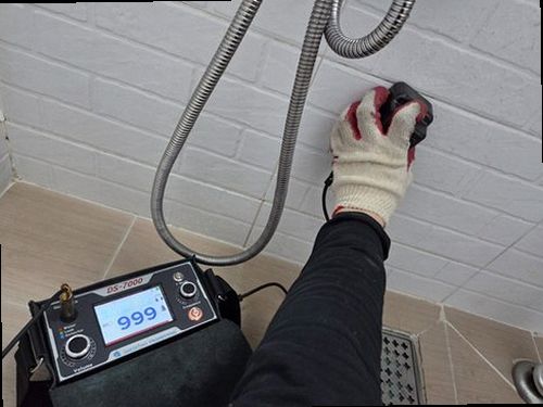 누수탐지 화장실 벽면과 바닥의 물자국을 점검하는 모습