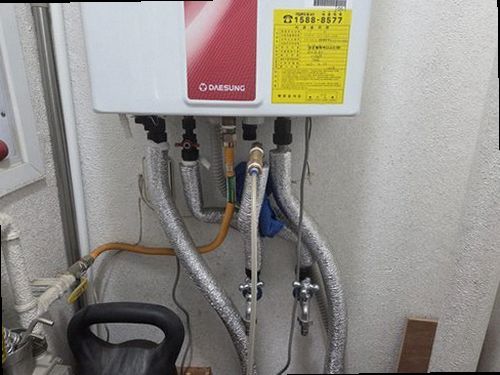 광주 누수탐지 바닥 가장자리의 습기와 주변 상태를 점검하는 모습