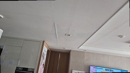 광주 누수탐지 천장 얼룩과 배관 주변을 살펴보는 누수 점검 장면