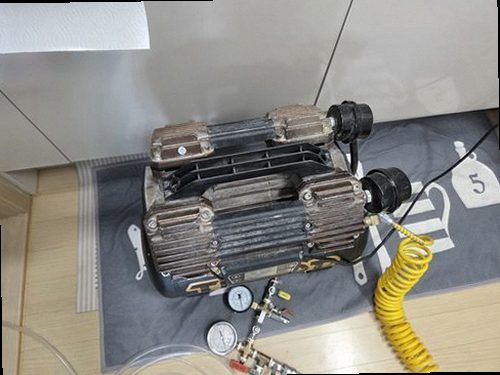 중원구 누수탐지 욕실 천장 얼룩의 범위와 위치를 살펴보는 점검 장면