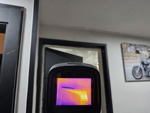 누수탐지 열화상 카메라로 천장 온도 차이를 측정하는 장면