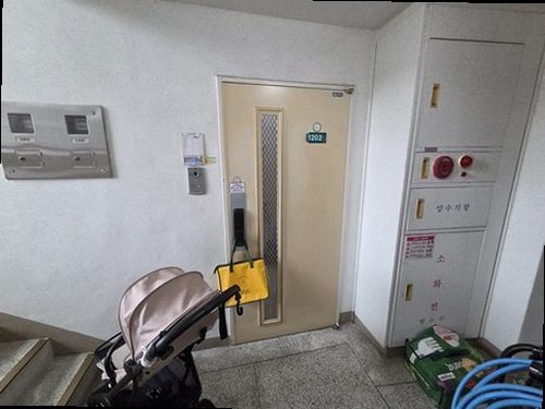 김포 누수탐지 천장 얼룩과 벽면 습기 흔적을 확인하는 점검 장면