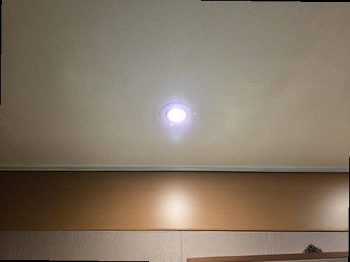 시흥 누수탐지 천장 얼룩과 물기가 나타난 범위를 확인하는 모습