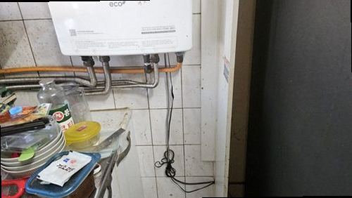 누수탐지 압력 변화 기록과 배관 점검 결과를 비교하는 현장 점검 장면