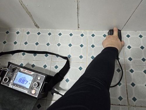 누수탐지 점검 기록표와 계량기를 함께 확인하는 장면