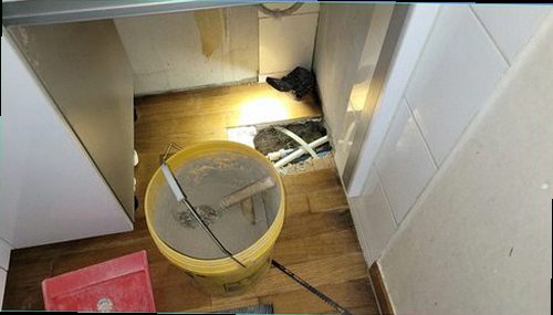 누수탐지 실내 바닥과 벽면의 누수 흔적을 확인하는 모습
