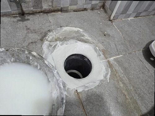 안성 누수탐지 벽면 얼룩의 범위와 번짐 방향을 살펴보는 점검 장면