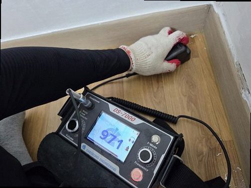 안성 누수탐지 벽면 얼룩과 바닥 주변 습기를 확인하는 점검 장면