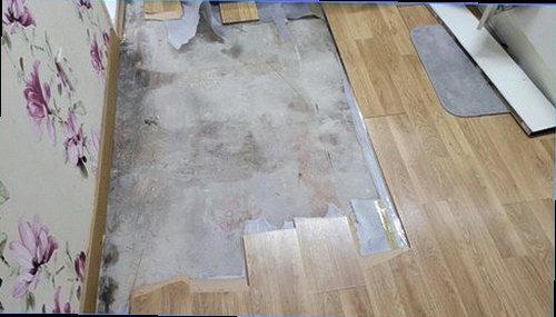 누수탐지 수도 계량기와 화장실 주변 누수 흔적을 확인하는 모습