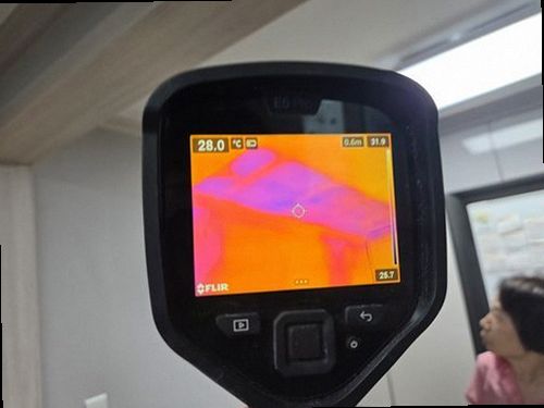 양주 누수탐지 벽지 얼룩의 위치와 번진 범위를 기록하는 모습